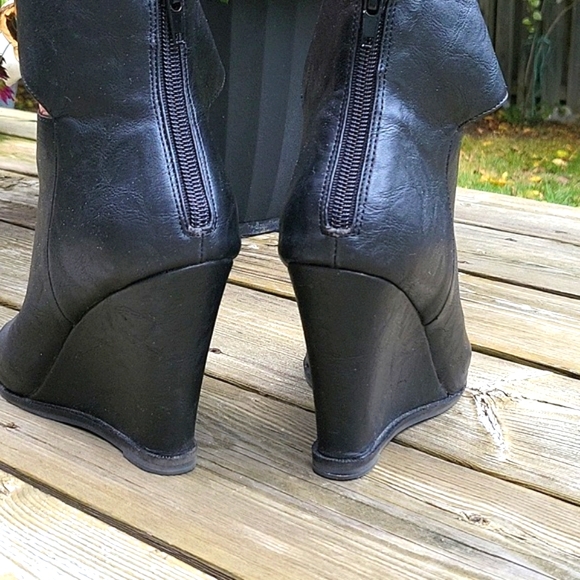 Super Hot Ankle Boots! LIKE NEW! Zigi Soho Faux Leather, Gold Chains, Wedge, 8 - Picture 11 of 17